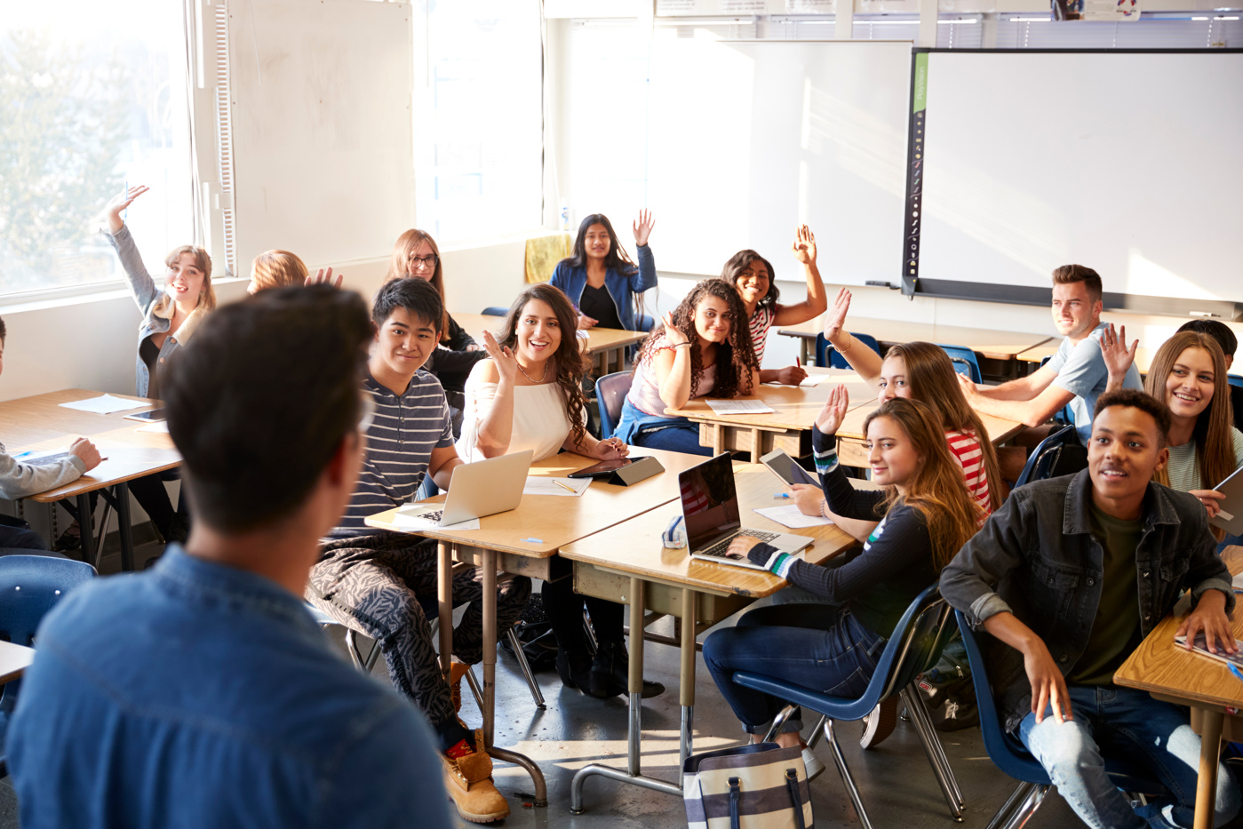 Die Klasse einer Sekundarschule A beteiligen sich aktiv am Unterricht.