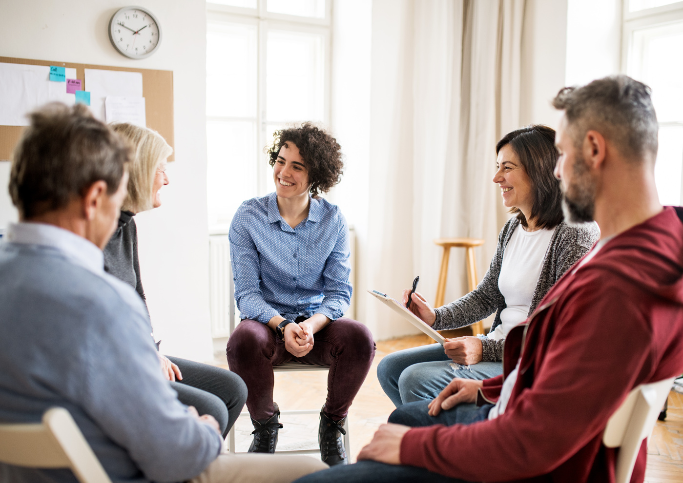 Sozialarbeiter/innen nehmen an einem Seminar zum Thema Konfliktmanagement teil, um besser auf solche Situationen eingehen bzw. reagieren zu können.