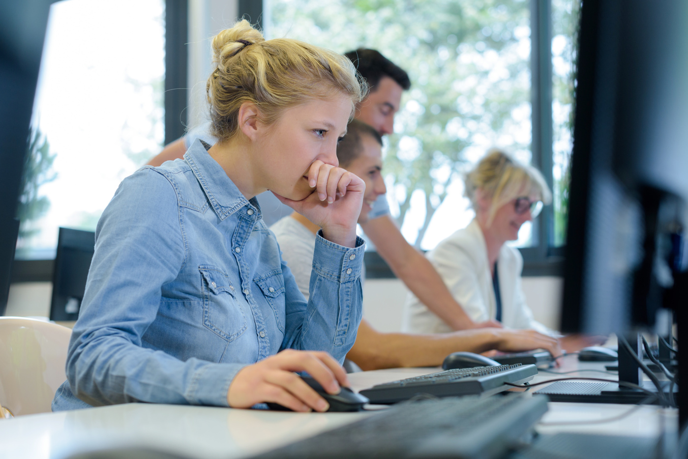 Teilnehmer/innen eines SIZ-Kurs lösen Aufgaben am Computer.