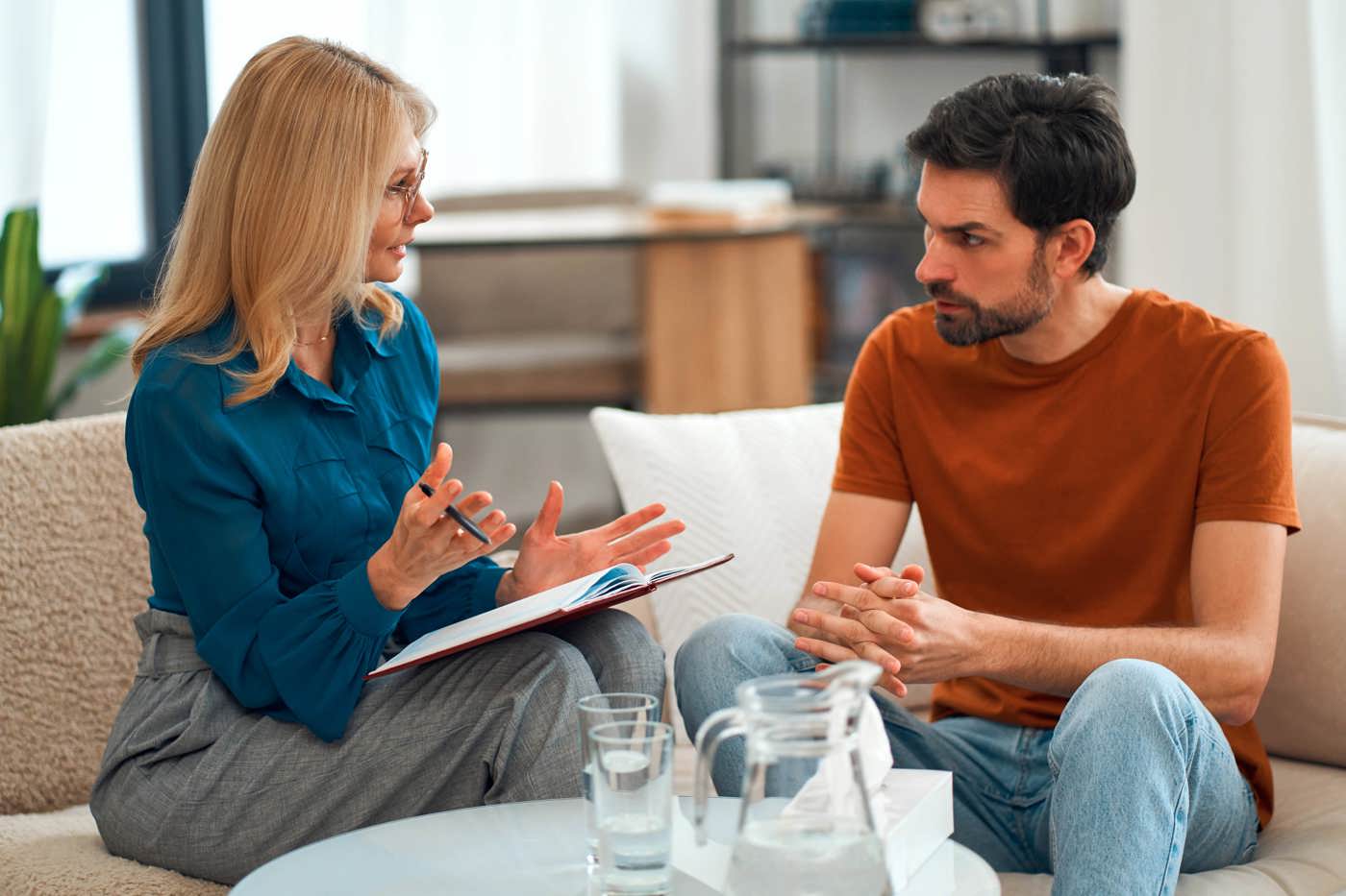 Ein Mann nimmt ein Stresscoaching in Anspruch.