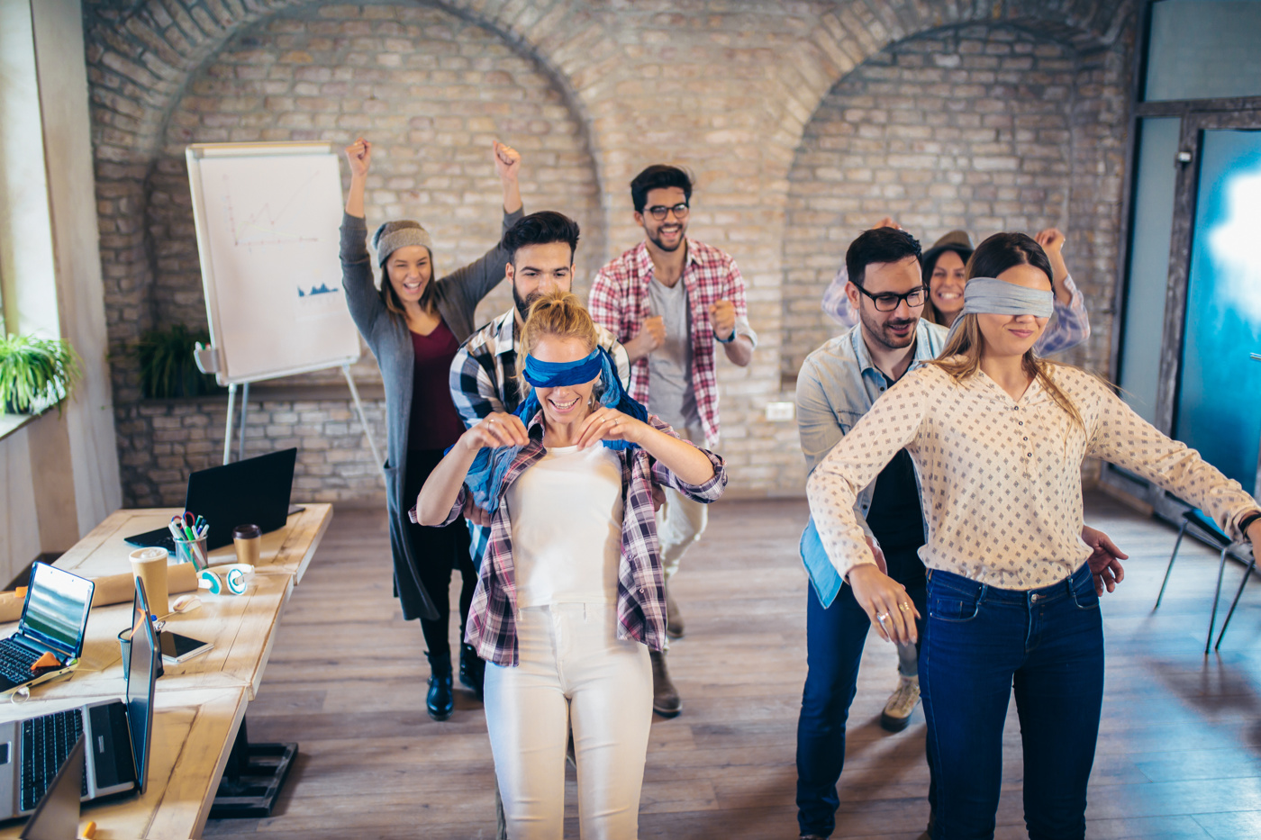 Ein Team lernt in einer Ausbildung im Bereich Team-Entwicklung verschiedene Methoden kennen, wie sie den Zusammenhalt verbesern können.