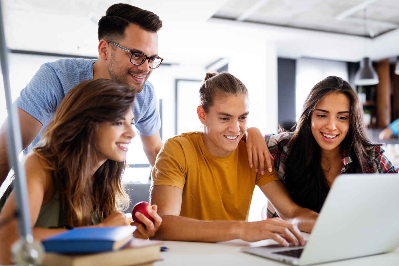 Tourismus Studenten/-innen arbeiten gemeinsam an einem Projekt.