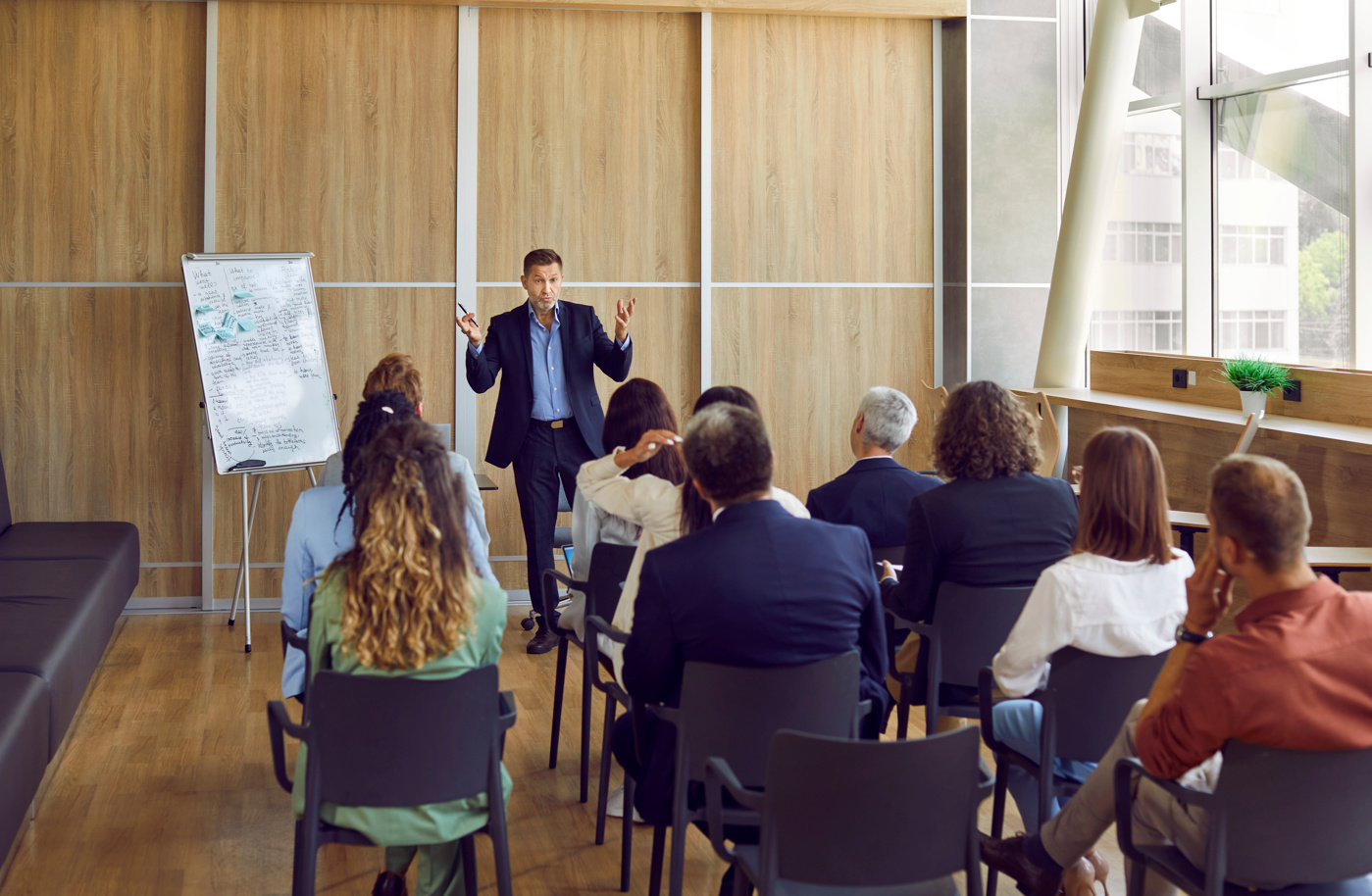 Eine Gruppe von Sales-Mitarbeitern nimmt an einer Verkauf-Weiterbildung teil und profitiert von hilfreichen Tipps für einen erfolgreichen Abschluss.