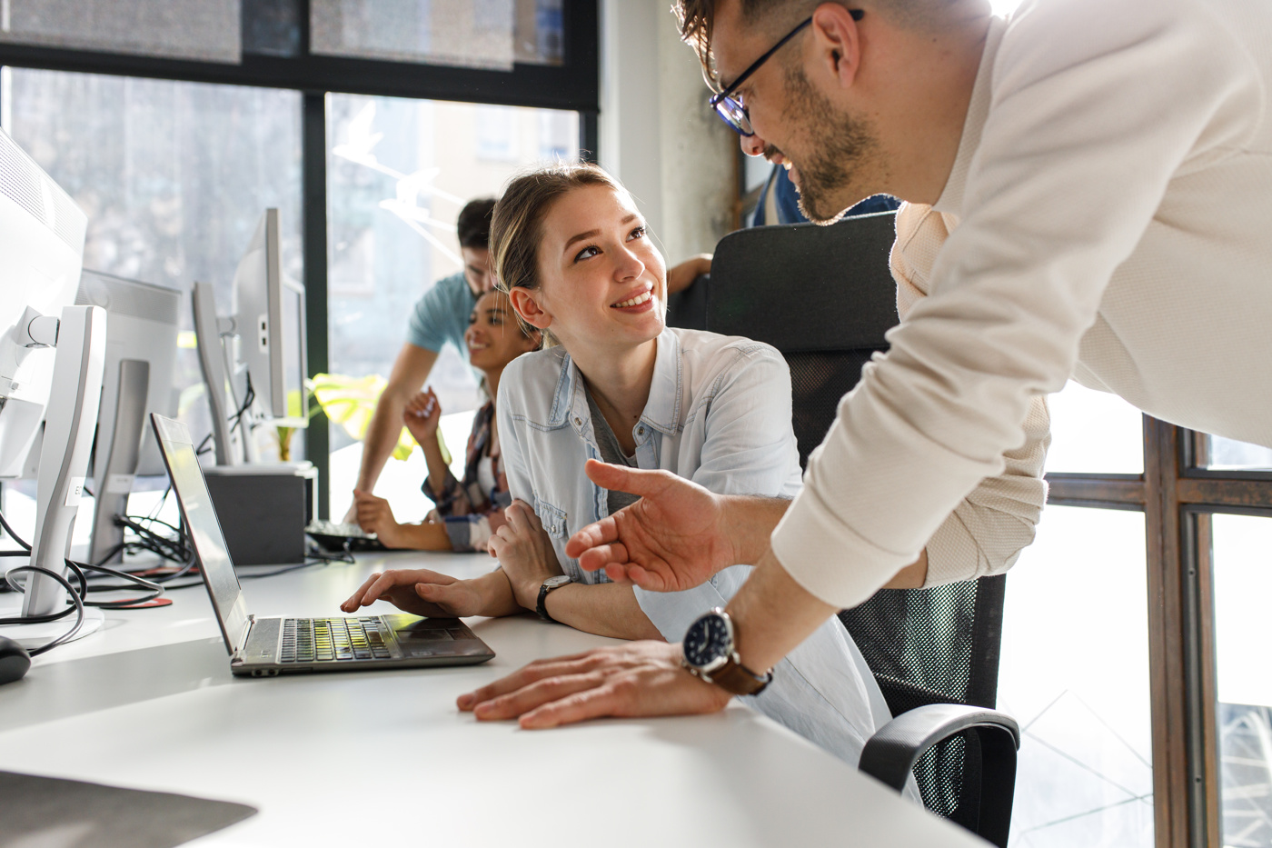 Wirtschaftsinformatik-Studierende während einer Gruppenarbeit