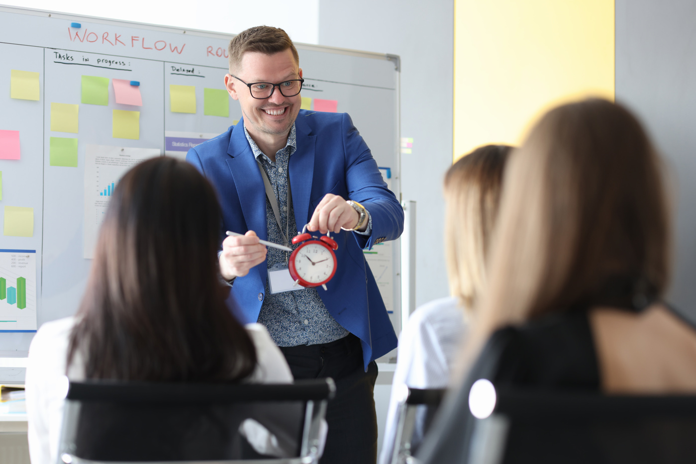 Ein Fachexperte im Bereich «Zeit richtig einteilen» hält einen Vortrag in einem Unternehmen.